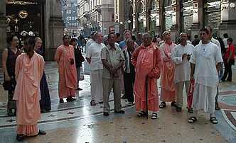 (Pic: Gurudev w/ devotees in Milan)